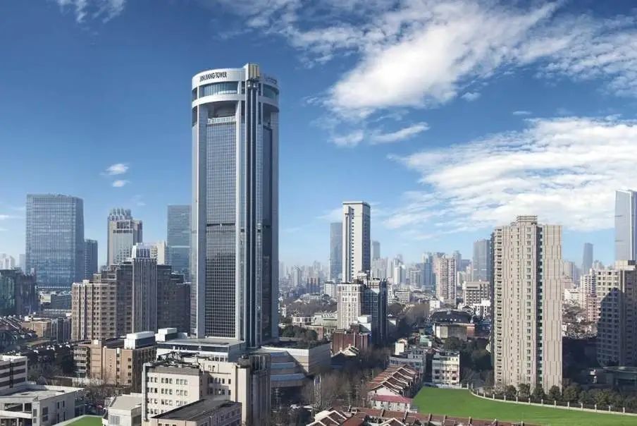 酒店正对13号线淮海中站3号口这幢43层的八角大楼层接待过无数社会