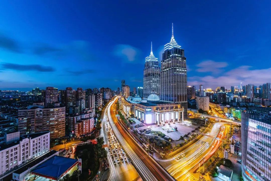 引以为傲的360°开放式自助餐厅,49层直入云端,荣获"沪西灯塔"美誉!